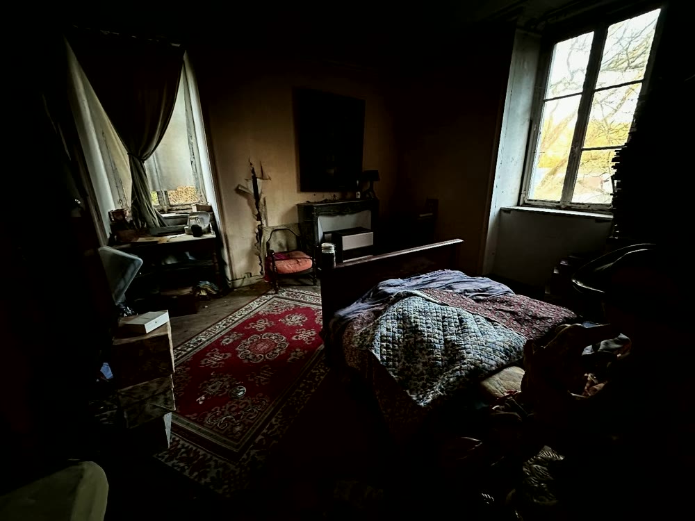Quiet abandoned bedroom representing time-capsule locations reviewed by UrbexScanner.